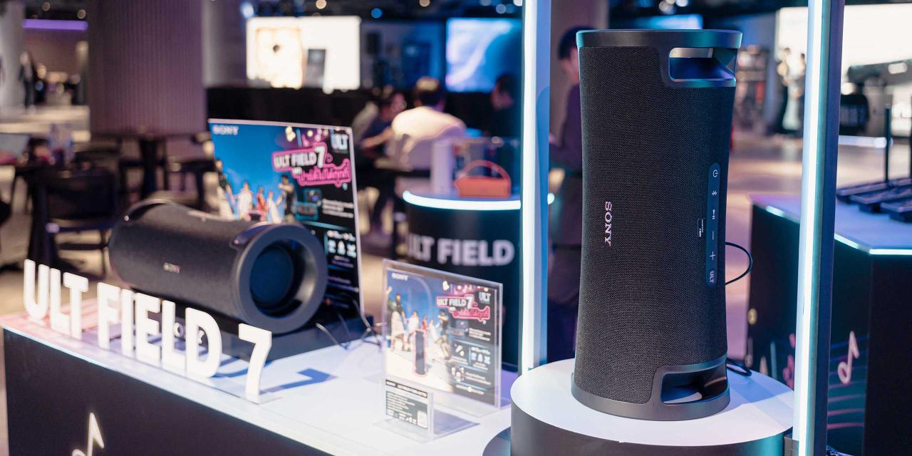 Der ULT Field-7 Bluetooth Lautsprecher von Sony auf einem Messestand
