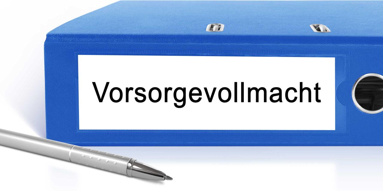 Auf dem Rücken eines Aktenordners steht "Vorsorgevollmacht", daneben ein Kugelschreiber