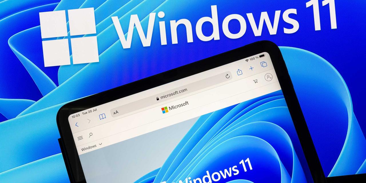 Blau-weißes Windows-11-Logo am Desktop und am Handy