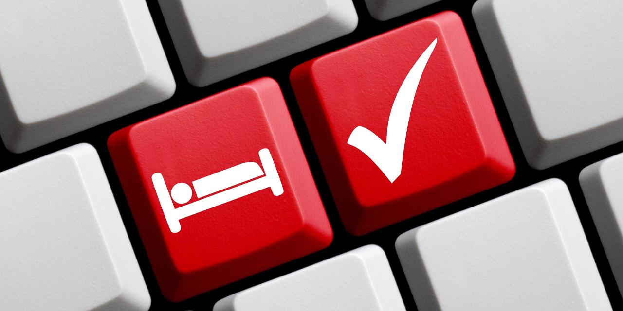 Computertastatur zeigt zwei rote Tasten, eine mit einem Bett, eine mit einem Hakerl