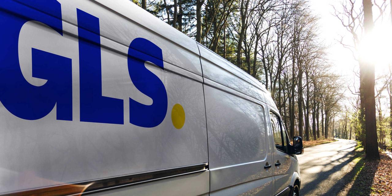 Lieferwagen mit GLS-Logo fährt durch den Wald