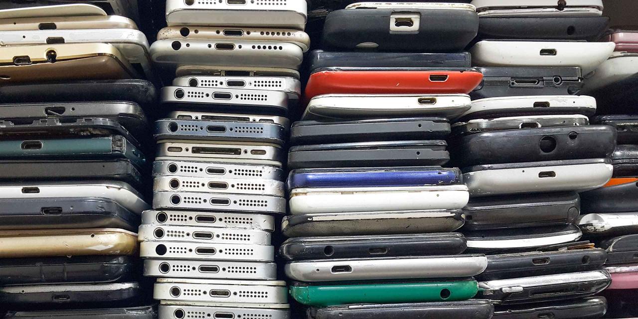 Stapel von gebrauchten Smartphones