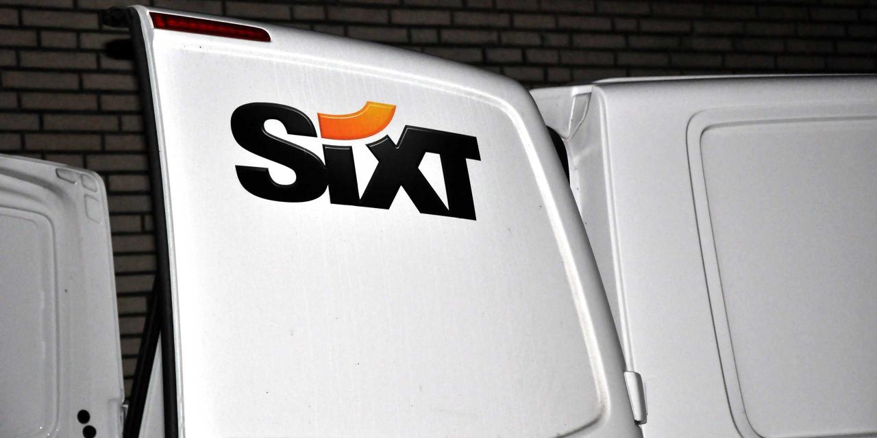 Sixt-Lieferwagen mit geöffneter Heckklappe