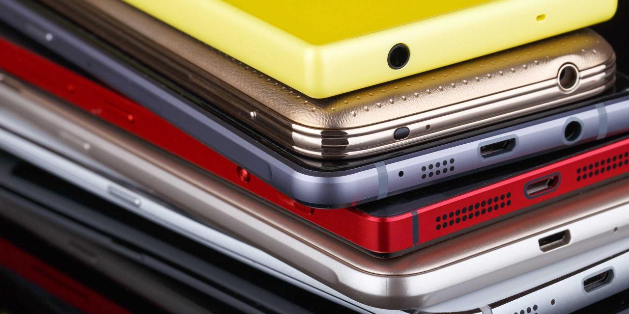 Ein Stapel an bunten Smartphones