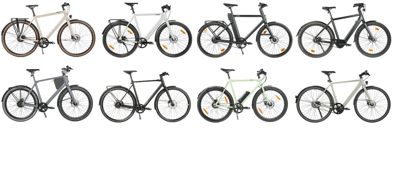 8 Stadt-E-Bikes von der Seite in 2 Reihen vor weißem Hintergrund