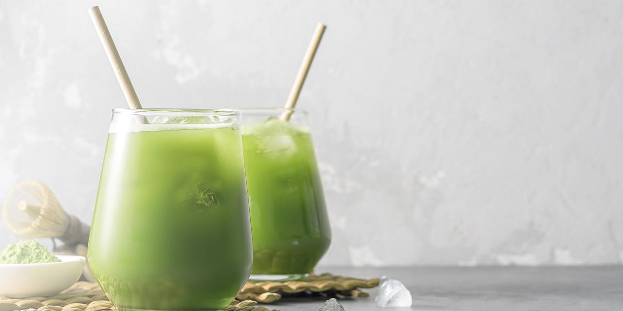 Ein erfrischender Cocktail, ein geeistes Matcha-Getränk