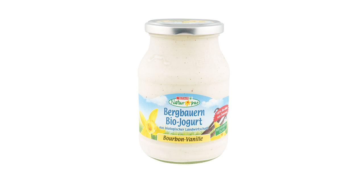 Spar Natur pur" Bergbauern Bio-Jogurt in der Sorte „Bourbon-Vanille" im Mehrweg-Glas mit Aludeckel. Aufschriften „aus biologischer Landwirtschaft" und „100% Bio-Milch aus Österreich