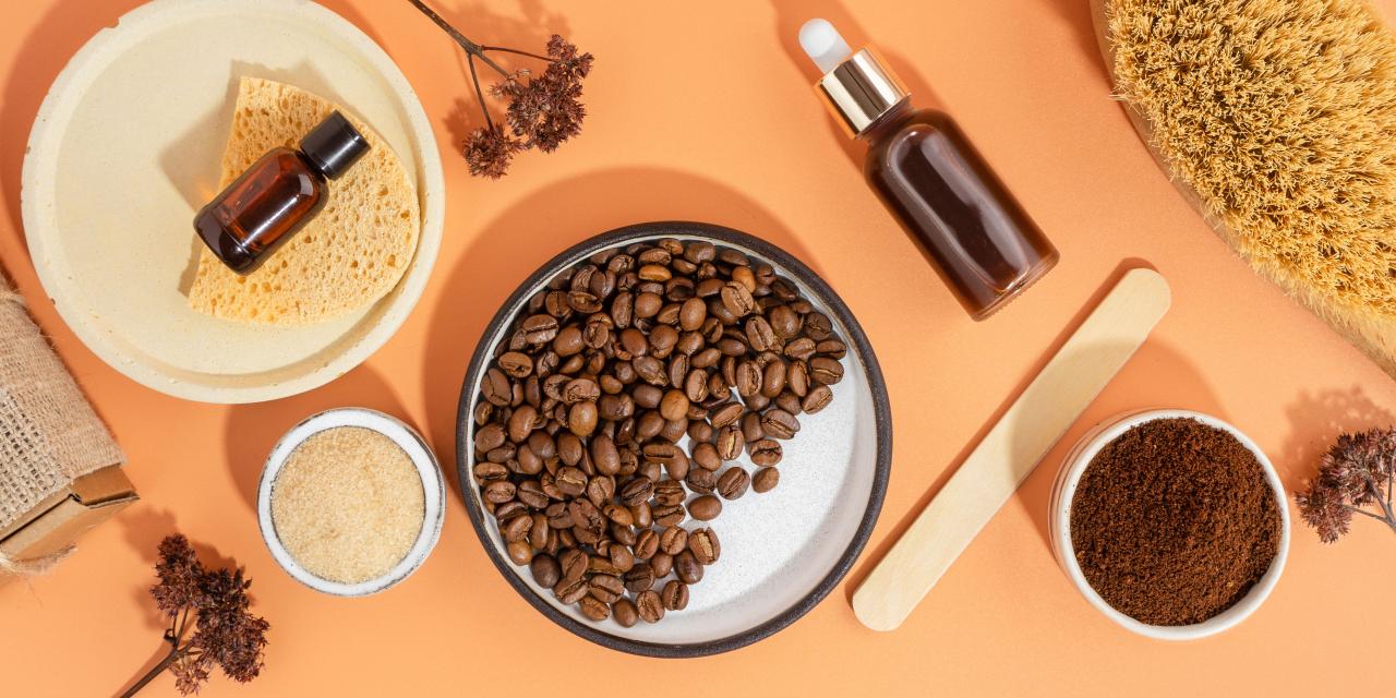 Kaffeebohnen und Kosmetikutensilien