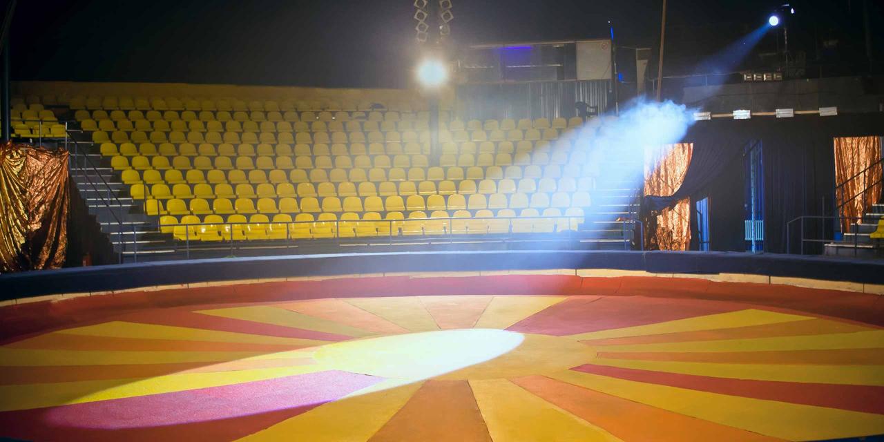 Scheinwerfer leuchtet in eine leere Zirkus-Manege