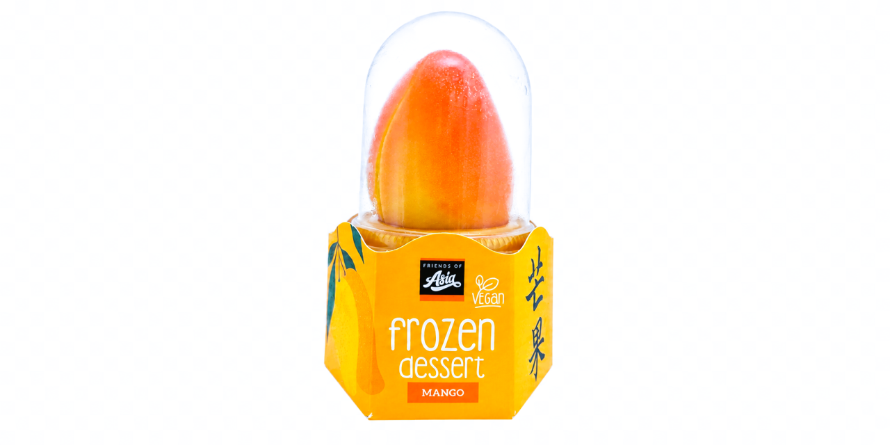 „Friends of Asia" Frozen Dessert „Mango": orangefarbenes Stieleis in einer durchsichtigen Kunststoffhaube auf einem Kartonsockel mit Mango-Abbildung, Vegan-Logo und chinesischen Schriftzeichen.