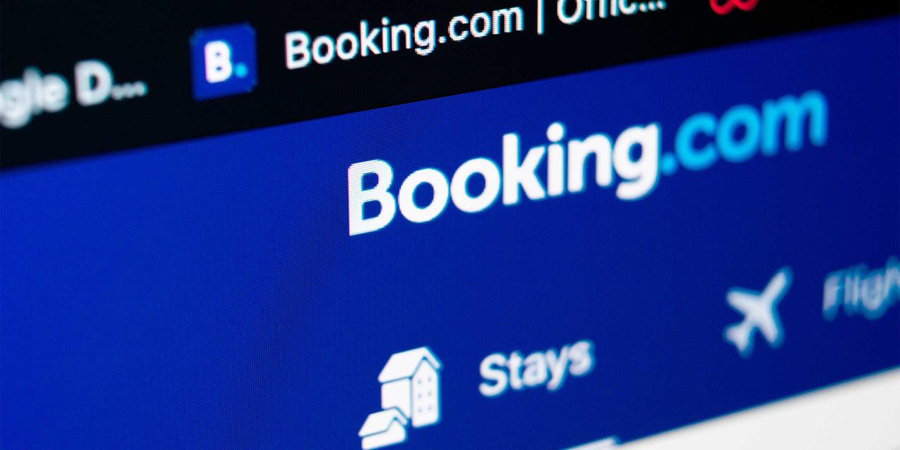 Booking.com-Logo auf dem Smartphone