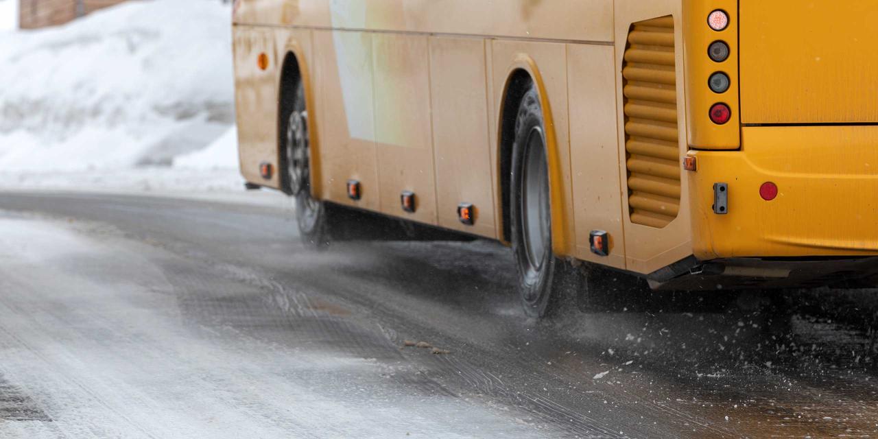 Postbus auf Schneefahrbahn