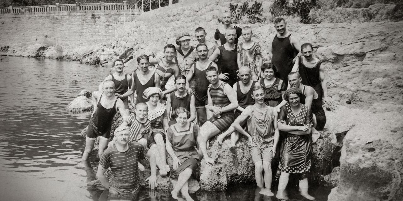 Schwarz-weiß Strand-Gruppenbild aus dem frühen 19. Jahrhundert