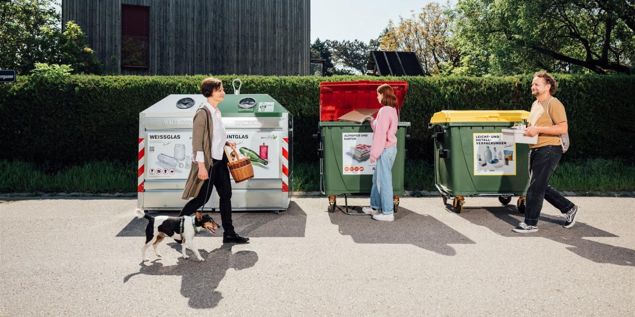 3 Personen vor einer ARA-Sammelinsel