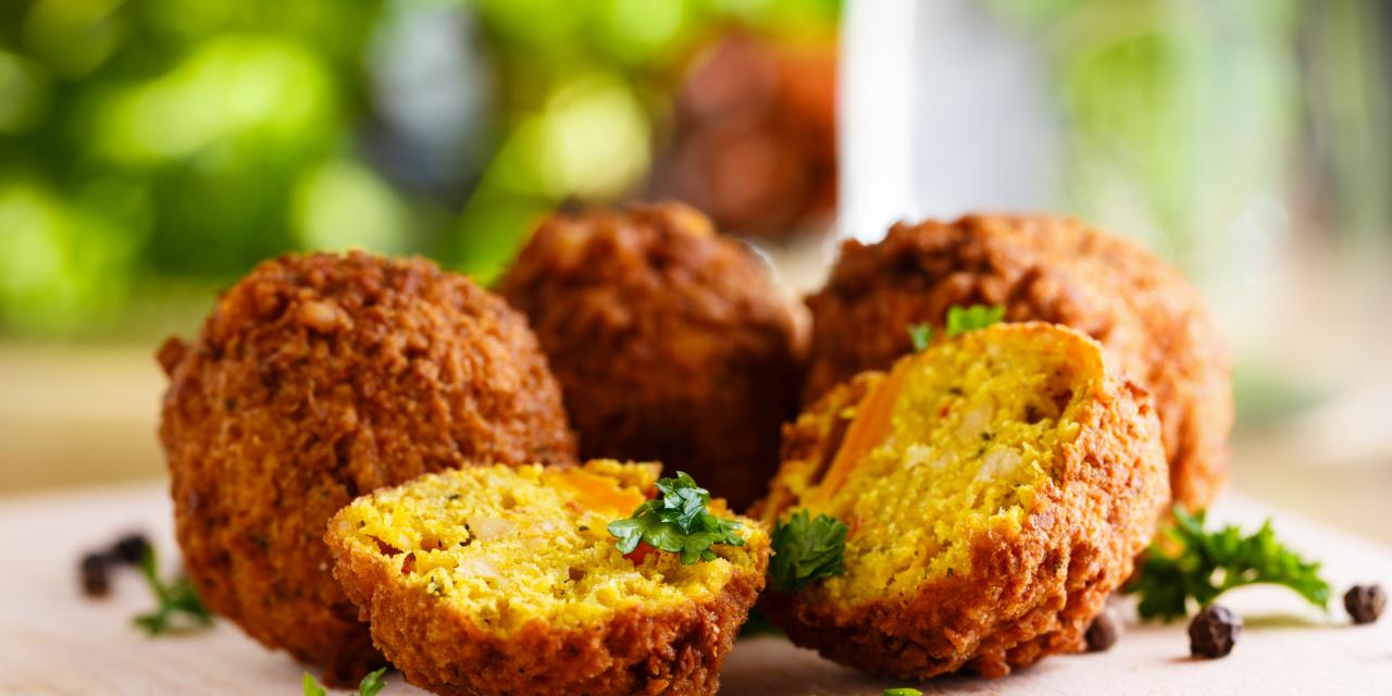 Falafel vor einem verschwommenen Hintergrund
