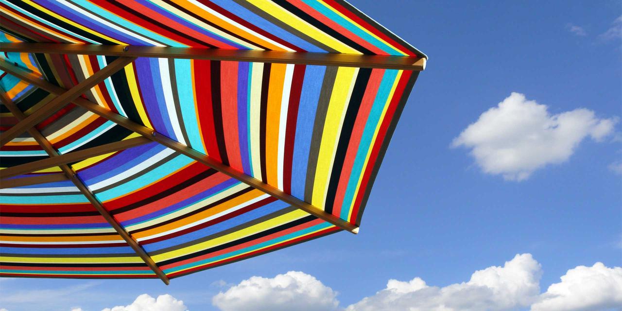Bunter Sonnenschirm von unten vor blauem Himmel