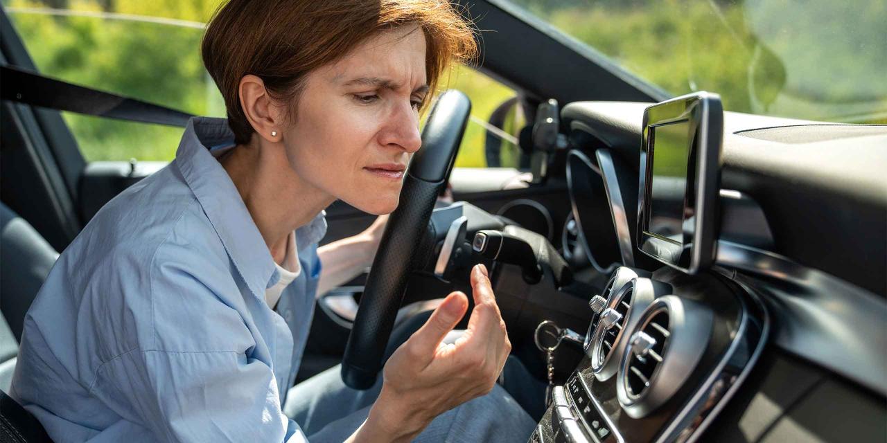 Frau im Auto verzieht das Gesicht wegen des schlechten Geruchs