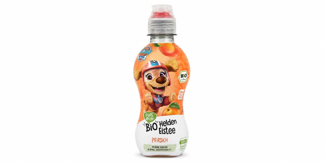 Produktfoto einer 330-ml-Flasche „Bio Helden Eistee Pfirsich“ mit orangefarbenem Paw-Patrol-Motiv. Auf dem Etikett ist ein Comic-Hund abgebildet; Hinweise: Bio, ohne Koffein und ohne Zuckerzusatz.