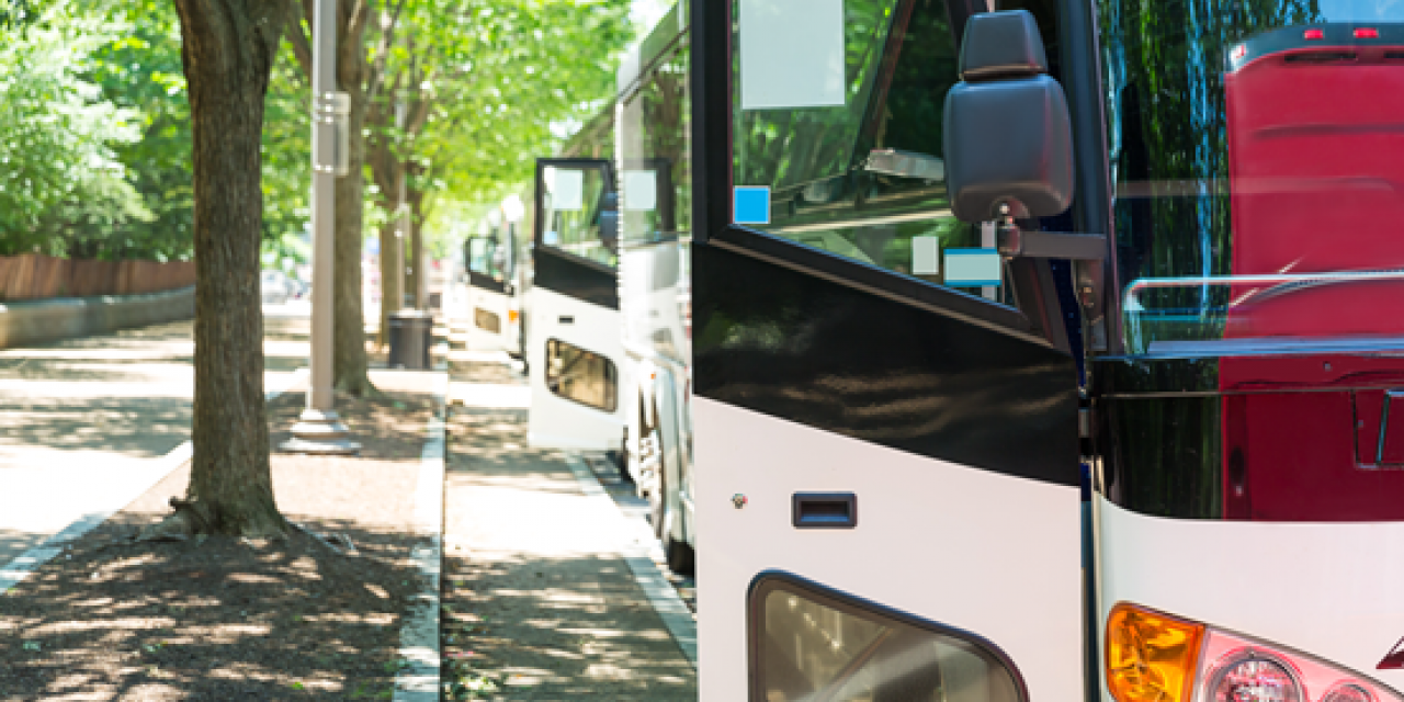 geparkter Bus mit offener Tür