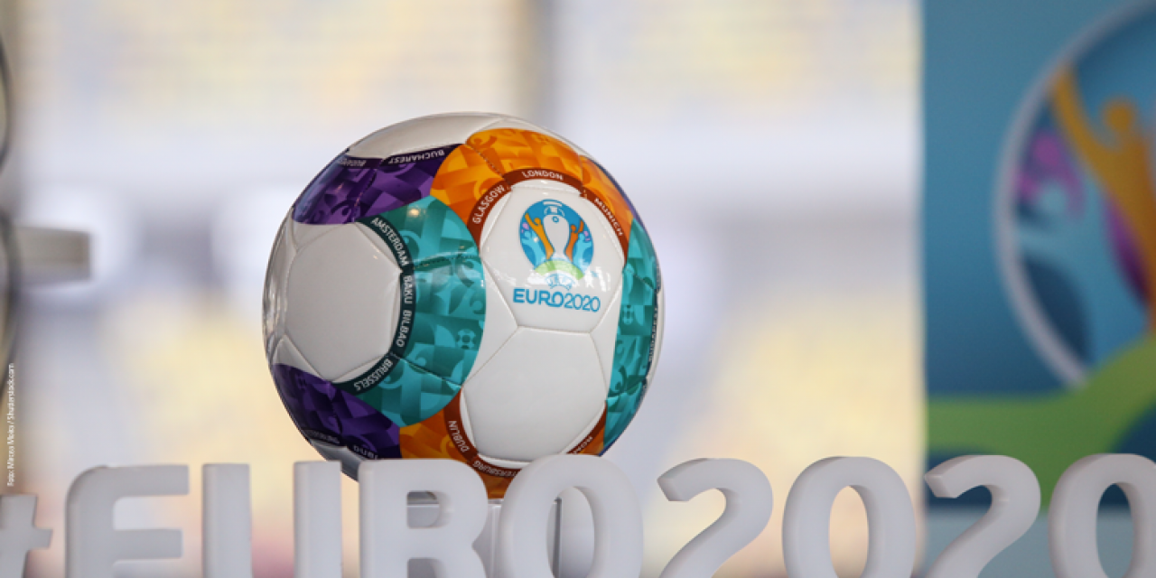 EURO2020 Schriftzug vor buntem Fußball