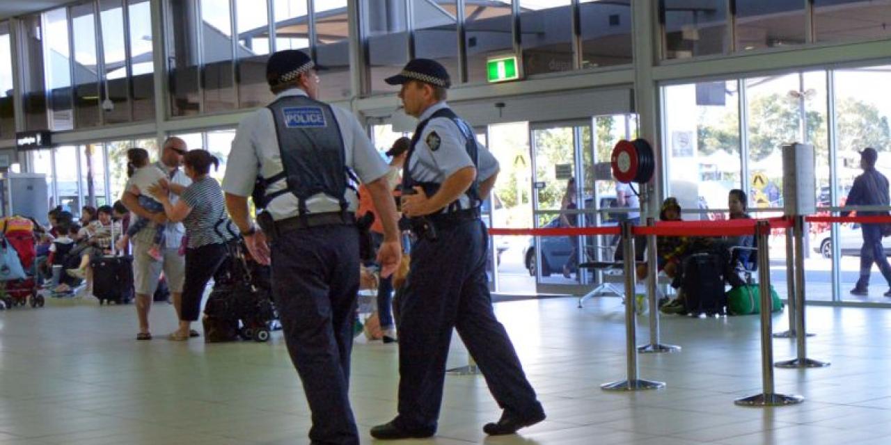 Polizei patroulliert am australischen Flughafen von Coolangatta