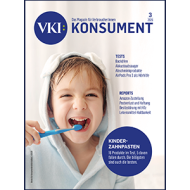 Der Cover von KONSUMENT 3/2026 zeigt ein Kind beim Zähneputzen. Es geht um Kinderzahnpasten