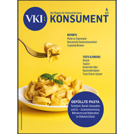 Tortellini mit Gabel und Teller vor gelbem Hintergrund