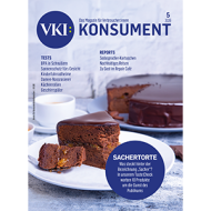 Das Bild der Titelseite von KONSUMENT 5/2026 zeigt ein Stück Sachertorte