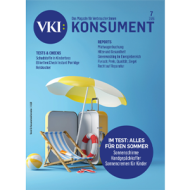 Das Titelbild von KONSUMENT 7/2026: Vor hellblauem Hintergrund ein gelb-weiß gestreifter Sonnenschirm, ein Handgepäckskoffer, ein blauer Liegestuhl, ein Rettungsring, eine Sonnenbrille und Flip-Flops. Aufmachertext: „Im Test: Alles für den Sommer. Sonnenschirme, Handgepäckskoffer, Sonnencremen für Kinder."
