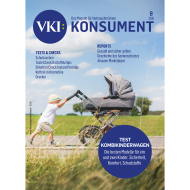 Kleines Kind schiebt seinen eigenen Kinderwagen