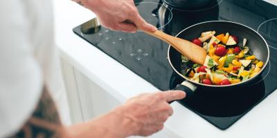 Eine Antihaftbeschichtung bringt Vorteile beim Kochen. Sie muss aber pfleglich behandelt werden