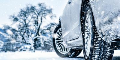 Verschneites Auto in Winterlandschaft