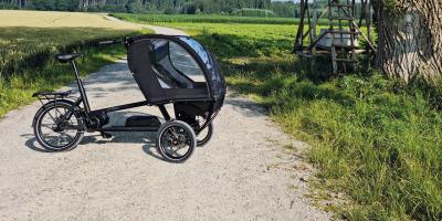 Lastenfahrrad auf einem Feldweg