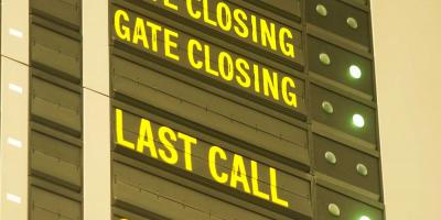 Display am Flughafen mit Zeilen "Last Call" und "Gate Closing"