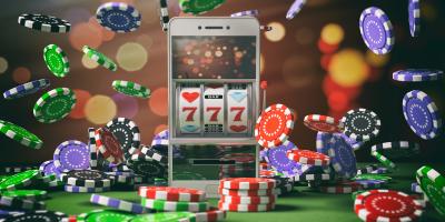 Online-Casino-Glücksspielkonzept, Spielautomat auf einem Smartphone-Bildschirm, Pokerchips und abstraktem Hintergrund, 3D-Darstellung.