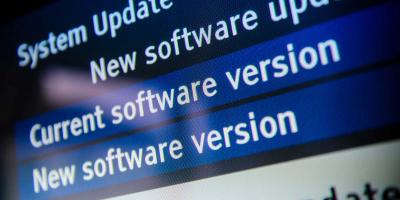 Blaue Software Buttonlinks zu Updates auf einem Bildschirm