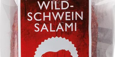Teil einer Salami in durchsichtiger Verpackung