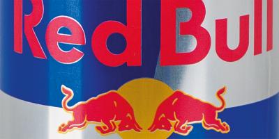 Vergrößerter Ausschnitt der Red Bull Dose. Rote Aufschrift.