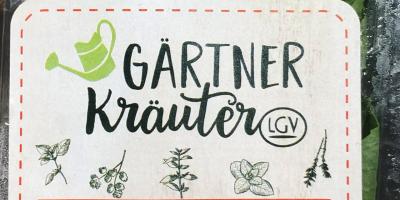Etikett mit der Aufschrift Gärtner Kräuter in schwarzer Schrift, weißer Hintergrund, grüne Gießkannen-Icon