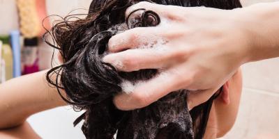 Guhl Shampoo bio-borretschöl: Hinterkopf einer Person mit Shampoo in den Haaren