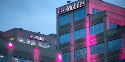 T-Mobile-Gebäude in der Dämmerung