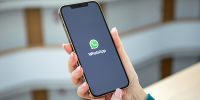 Ein Smartphone, auf dem das WhatsApp-Logo zu sehen ist.