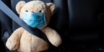 Teddybär am Autokindersitz