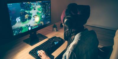 Kind beim Videospiel