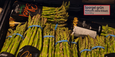 Spargel: gebündelt im Regal
