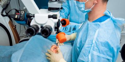 Augenoperation Arzt OP-Saal