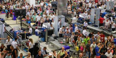 Großer Menschenandrang bei Sicherheitskontrolle am Flughafen
