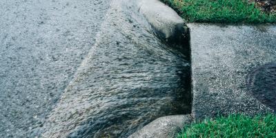 Wasser fließ in Kanal ab