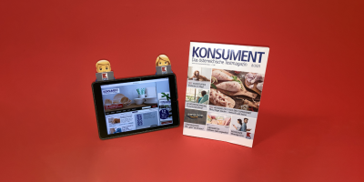 Ein Tablet neben einem KONSUMENT-Heft.