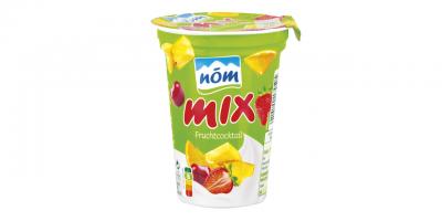 NÖM Fruchtcocktail: Joghurtbecher mit Früchten drauf, grüner Hintergrund, rote Schrift